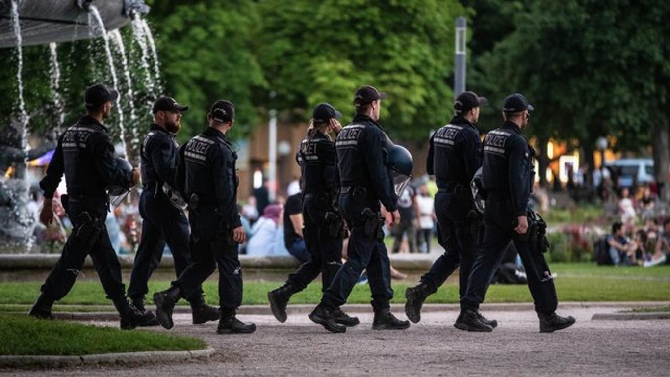 Polizeipräsenz in Stuttgart (Archivbild): Im Zusammenhang mit der Krawallnacht gab es erneut zwei Festnahmen.