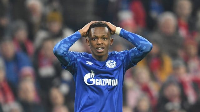 Tauschte das Schalke- kurz in das BVB-Trikot: Rabbi Matondo.