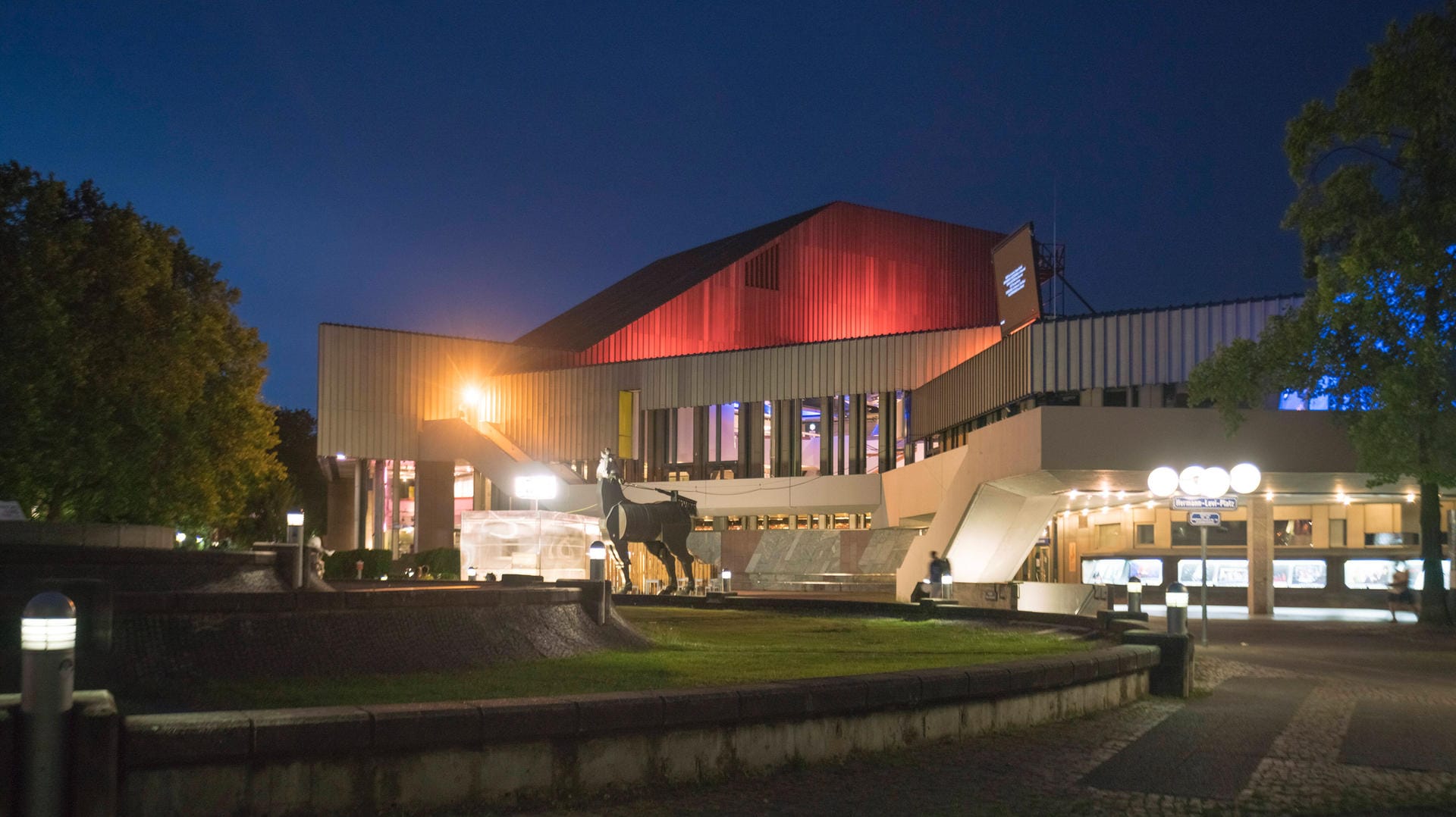 Das Badische Staatstheater in Karlsruhe bei Nacht: Der Intendant der Einrichtung steht in Kritik.