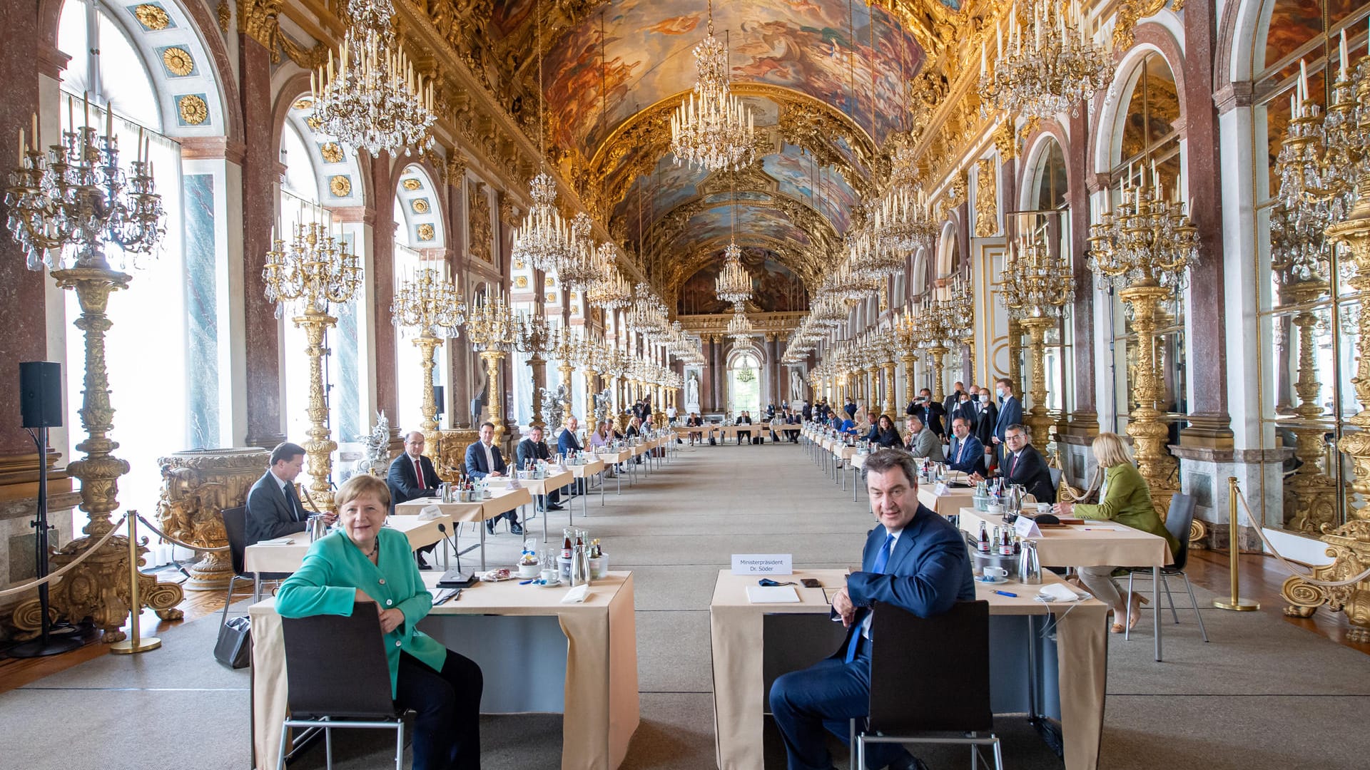 Bundeskanzlerin Angela Merkel zu Gast auf Schloss Herrenchiemsee: Ein Bild für die Presse.