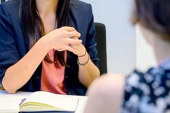 Wenn es im Ausbildungsbetrieb Schwierigkeiten gibt, können Azubis sich zum Beispiel an die Beraterinnen und Berater der Handwerks- oder Industrie- und Handelskammern wenden.