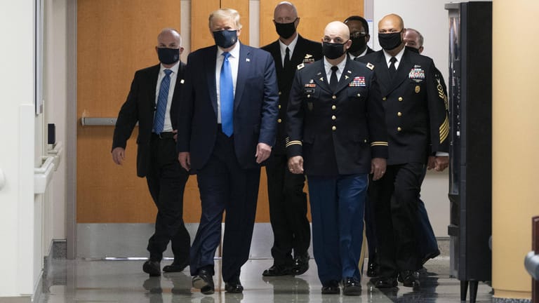 US-Präsident Trump: Als er das Walter-Reed-Militärkrankenhaus in Bethesda besuchte, trug er erstmals öffentlich eine Maske.