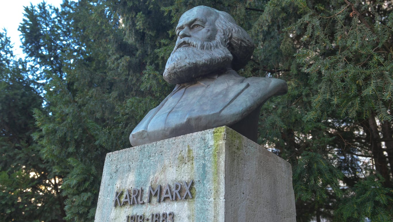 Das Karl-Marx-Denkmal am Strausberger Platz in Berlin: AfD-Politikerin von Storch hat die Büste vorübergehend verhüllt.