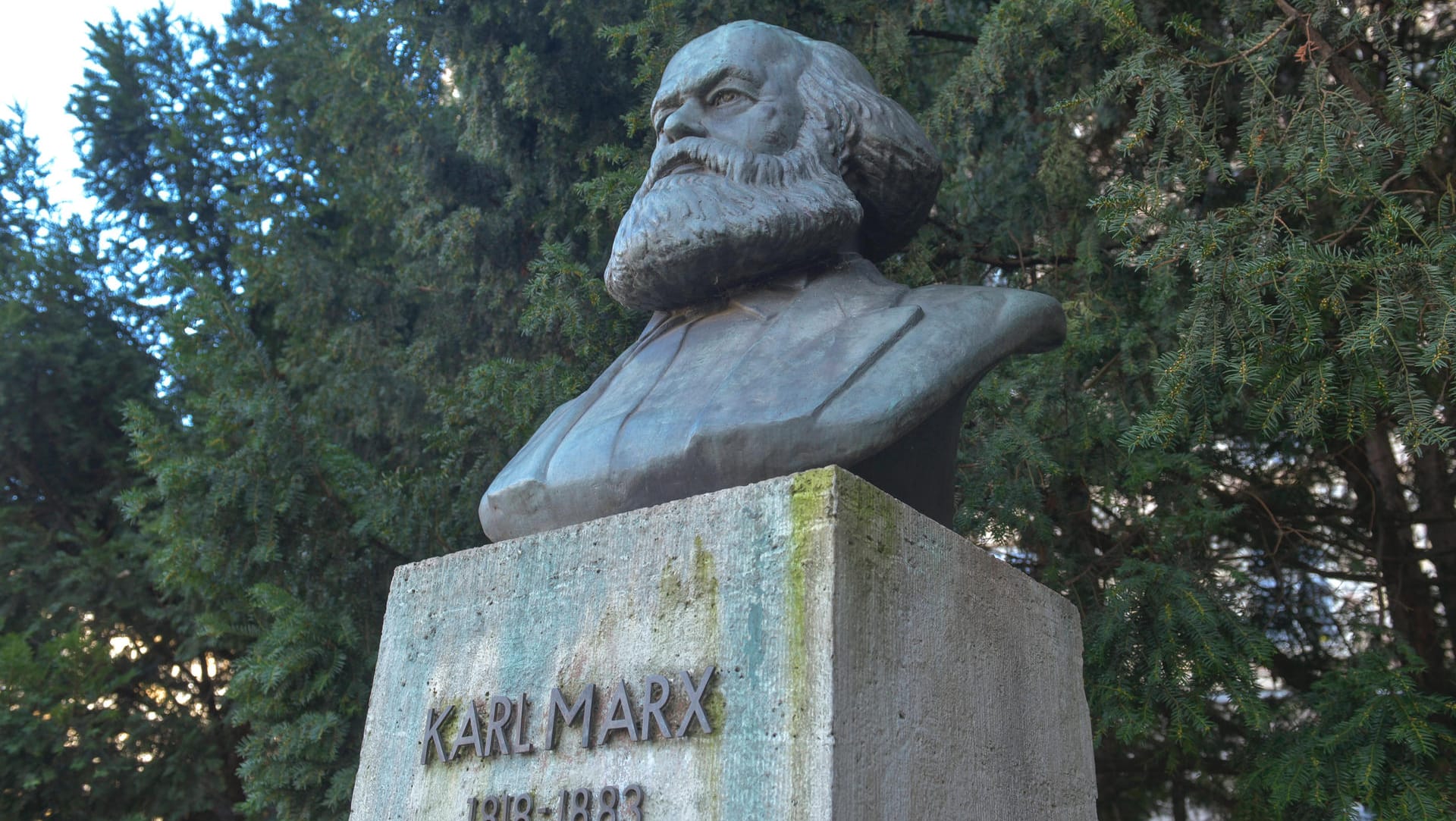 Das Karl-Marx-Denkmal am Strausberger Platz in Berlin: AfD-Politikerin von Storch hat die Büste vorübergehend verhüllt. Das Karl-Marx-Denkmal am Strausberger Platz in Berlin: AfD-Politikerin von Storch hat die Büste vorübergehend verhüllt.