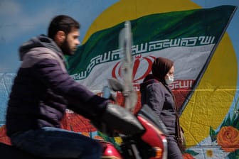 Motorradfahrer und Passantin in Teheran: Ein mutmaßlicher Agent ist wegen Volksverrats hingerichtet worden.