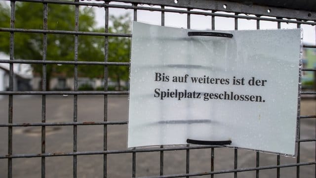 Geschlossene Schulen, geschlossene Spielplätze und das Büro plötzlich zu Hause - die Krise hat auch den Familien einiges abverlangt. Geschlossene Schulen, geschlossene Spielplätze und das Büro plötzlich zu Hause - die Krise hat auch den Familien einiges abverlangt.