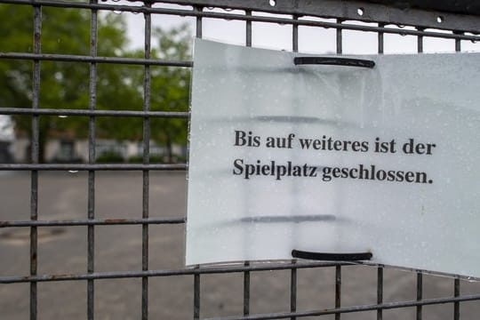Geschlossene Schulen, geschlossene Spielplätze und das Büro plötzlich zu Hause - die Krise hat auch den Familien einiges abverlangt.