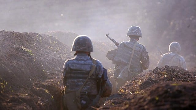 Armenische Soldaten gehen an der Frontlinie in Position. Armenische Soldaten gehen an der Frontlinie in Position.