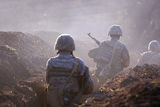 Armenische Soldaten gehen an der Frontlinie in Position.
