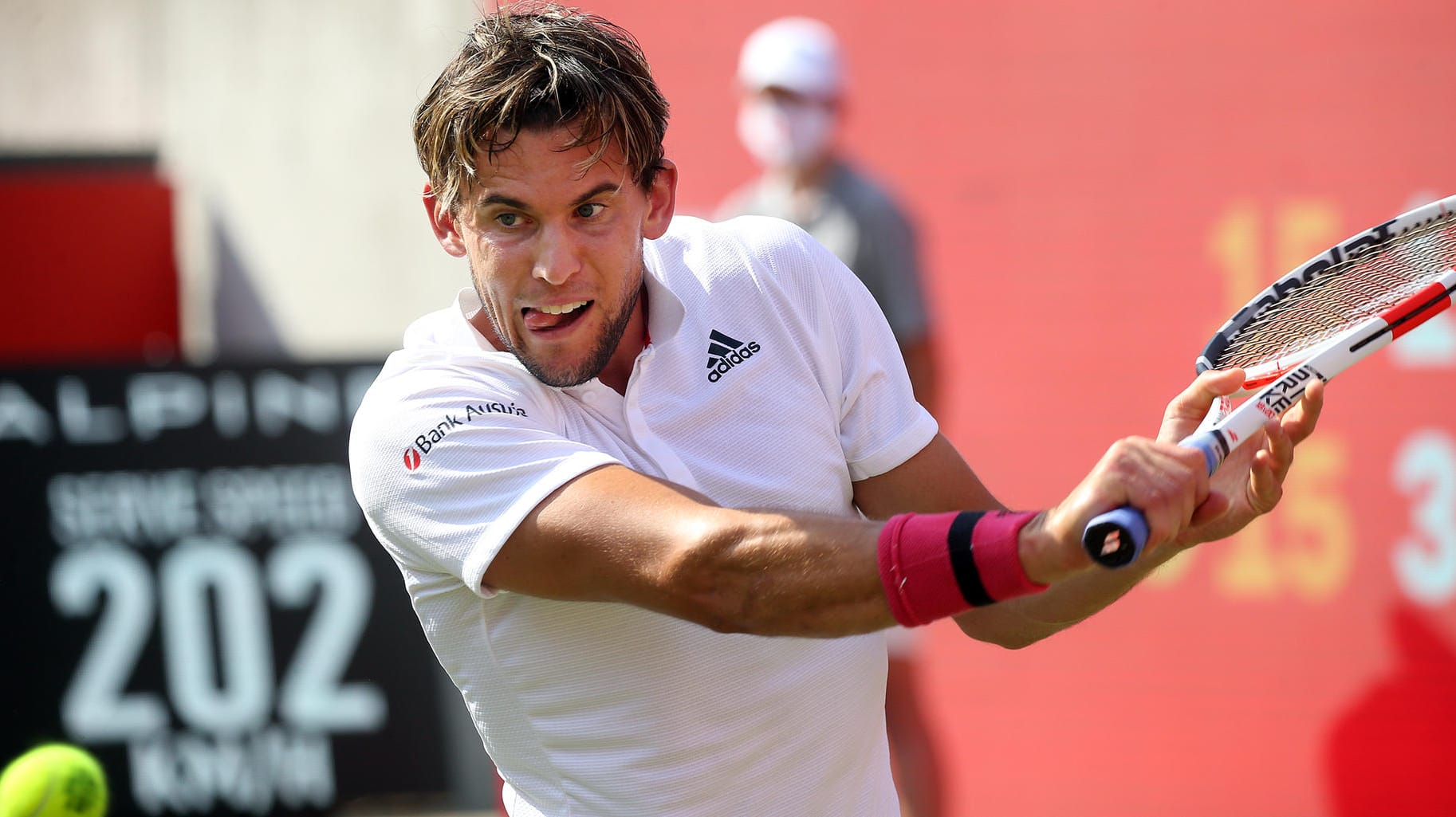 Dominic Thiem retourniert einen Ball: Der Österreicher steht im Finale von Berlin.