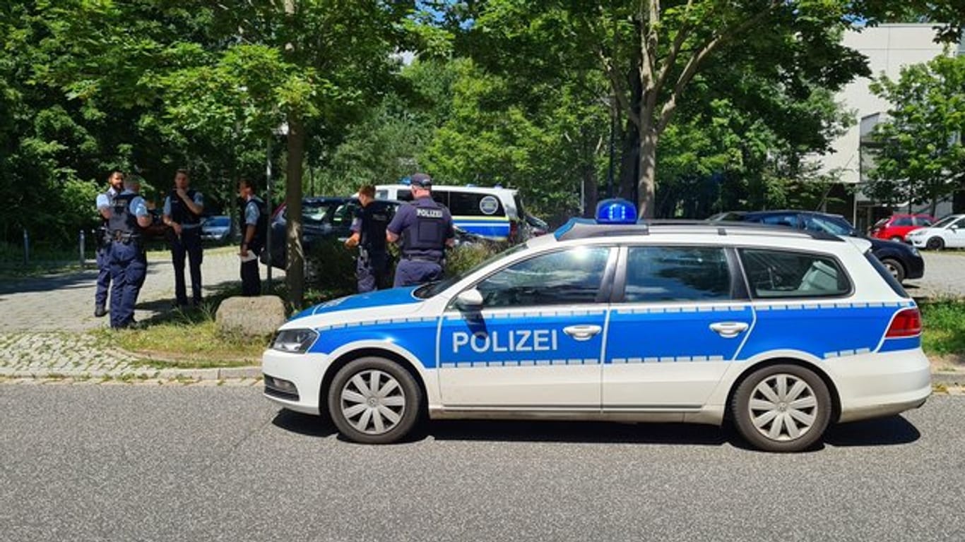 Polizei in der Nähe des Einsatzortes in Potsdam.