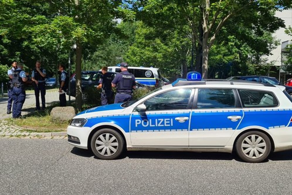 Polizei in der Nähe des Einsatzortes in Potsdam.