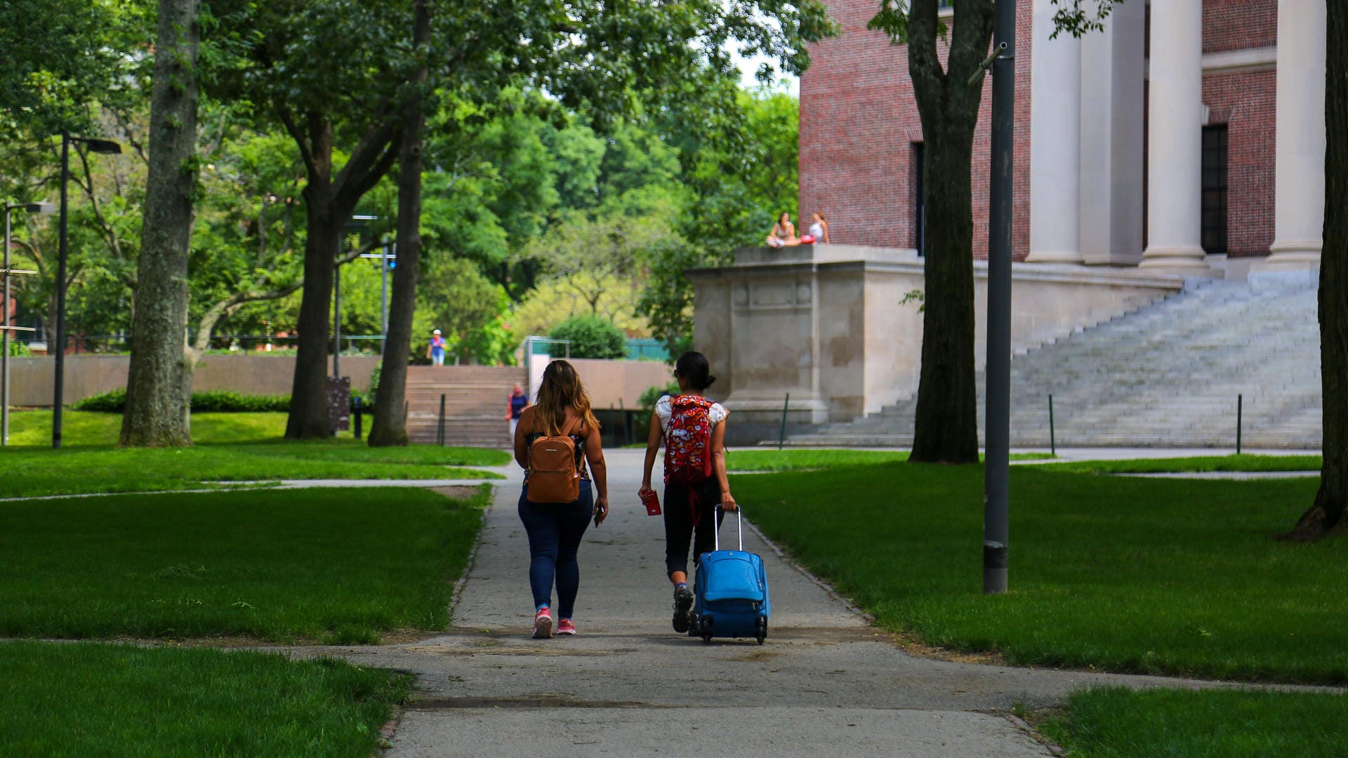 Zwei Studenten verlassen Harvard: Die US-Regierung will ausländische Studenten doch nicht ausweisen.