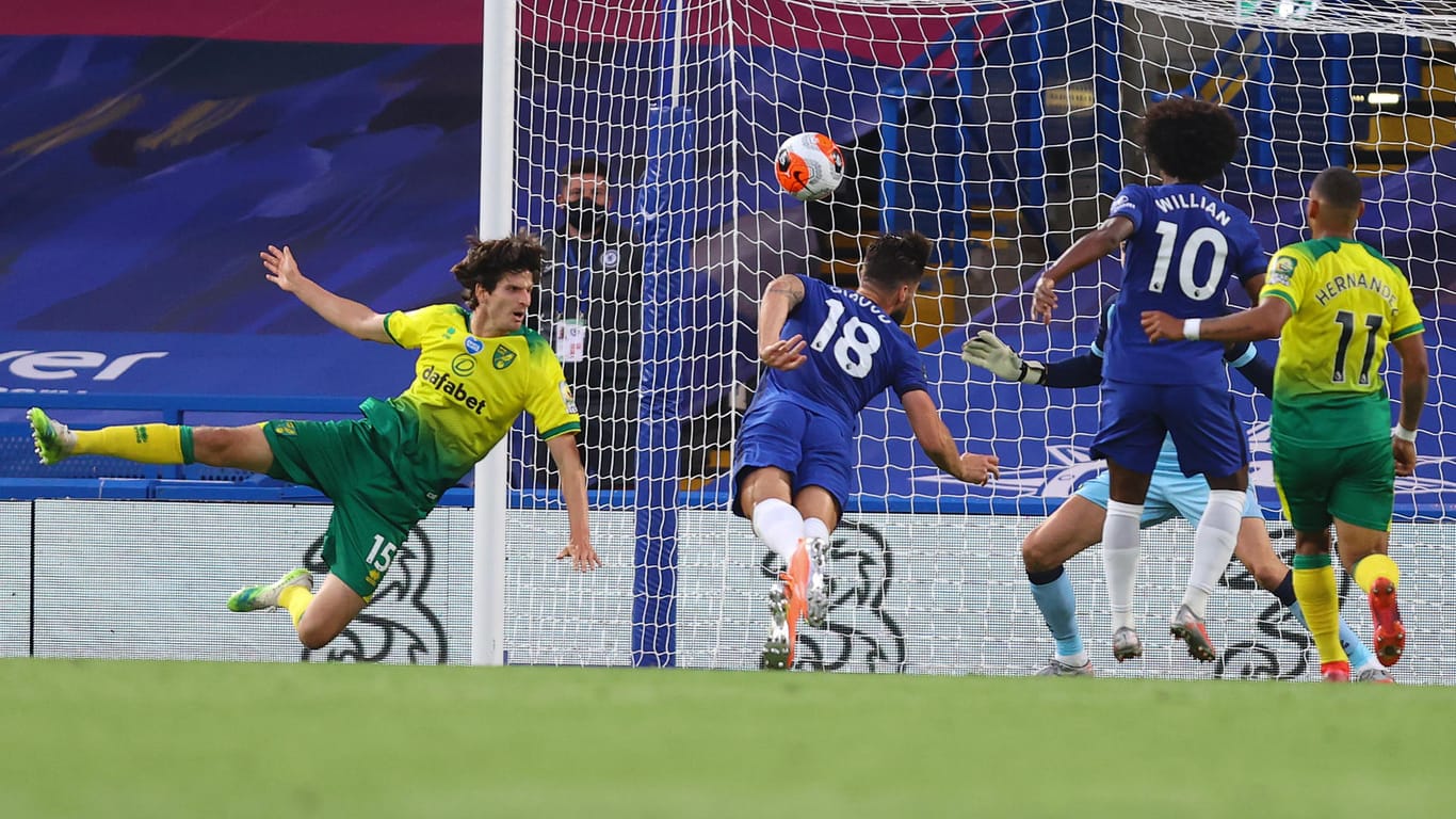 Olivier Giroud (2.v.l) von Chelsea trifft zum 1:0: Der englische Meister ist weiter auf Erfolgkurs. Olivier Giroud (2.v.l) von Chelsea trifft zum 1:0: Der englische Meister ist weiter auf Erfolgkurs.