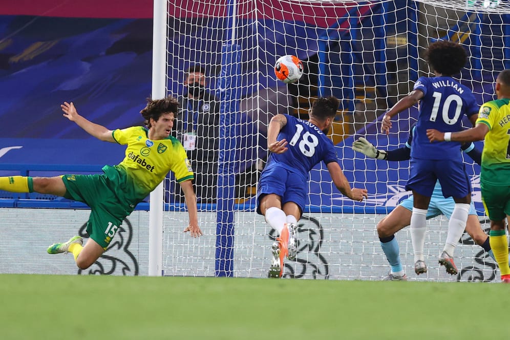 Olivier Giroud (2.v.l) von Chelsea trifft zum 1:0: Der englische Meister ist weiter auf Erfolgkurs.
