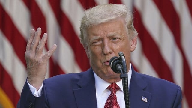 Trump erklärt, er habe eine Verfügung unterzeichnet, die alle Vorzugsbehandlungen für Hongkong beende. Trump erklärt, er habe eine Verfügung unterzeichnet, die alle Vorzugsbehandlungen für Hongkong beende.