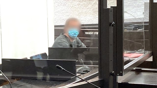 Der Angeklagte sitzt vor dem Verhandlungsbeginn im Gerichtssaal: Er muss nun in die Psychiatrie. Der Angeklagte sitzt vor dem Verhandlungsbeginn im Gerichtssaal: Er muss nun in die Psychiatrie.