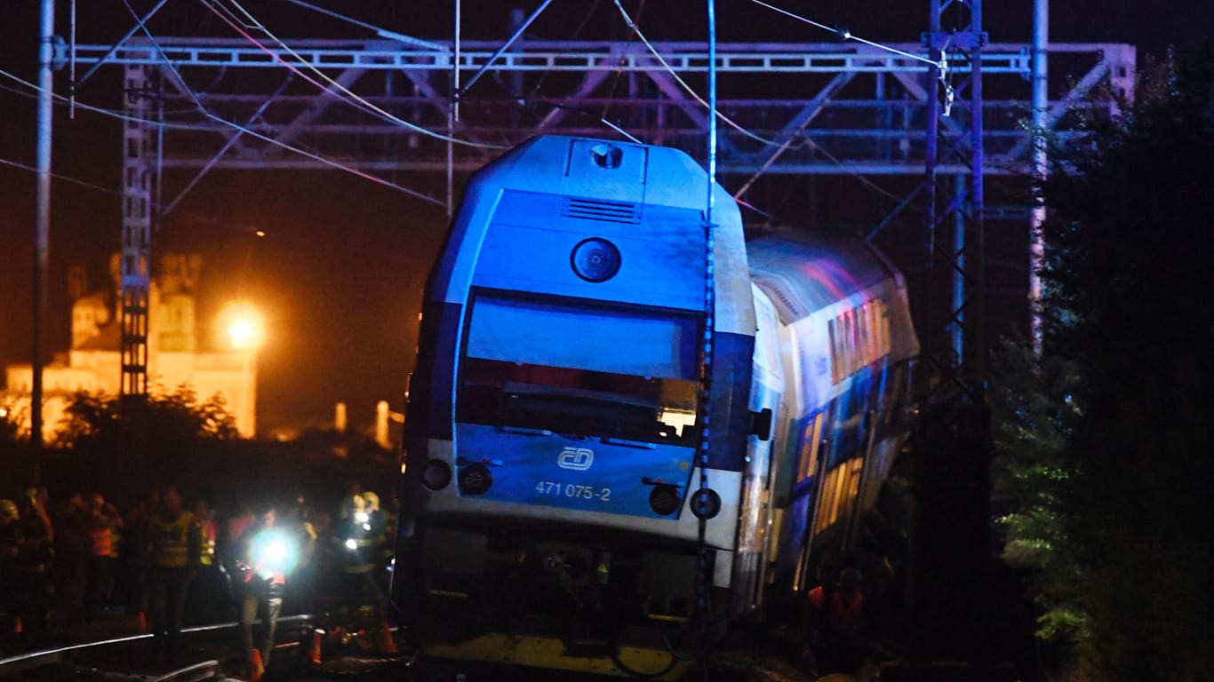 Rettungskräfte sind nach einem Zugunglück nahe Prag im Einsatz: Beim Zusammenstoß eines Personenzugs mit einem Güterzug hat es einen Toten und Dutzende Verletzte gegeben.