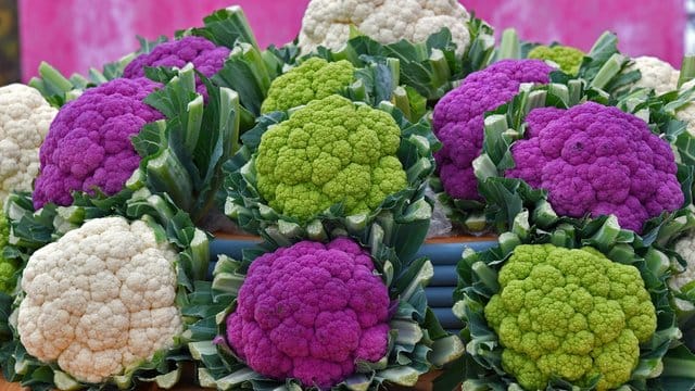 Blumenkohl gibt es in verschiedenen Varianten, auch in grün und lila.