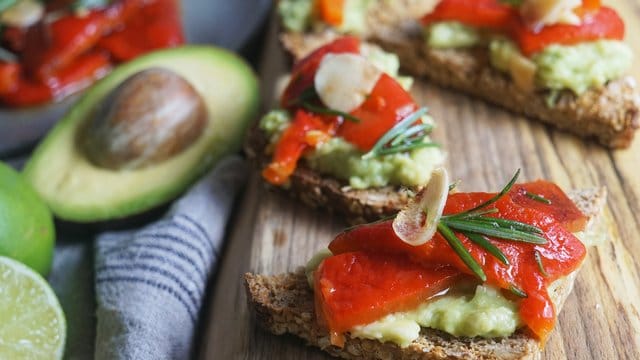 Fruchtig und cremig zugleich: Statt klassischer Tomate kommen hier Avocado und Paprika aufs Brot.