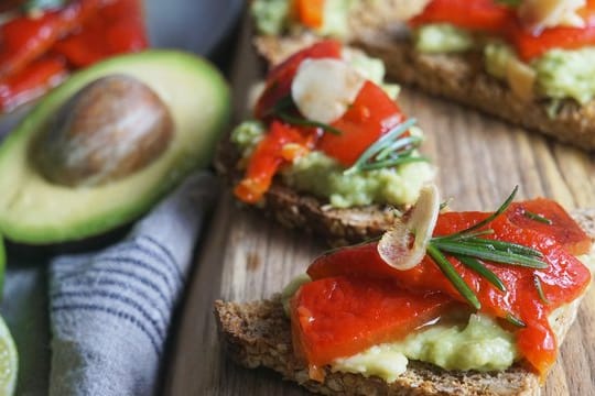 Fruchtig und cremig zugleich: Statt klassischer Tomate kommen hier Avocado und Paprika aufs Brot.