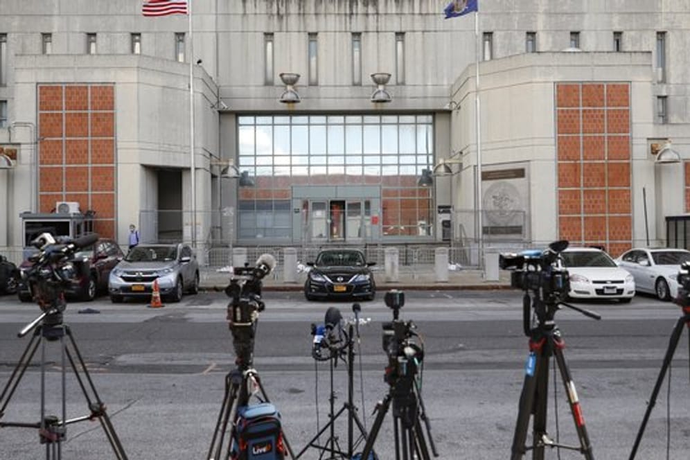 Kameras stehen vor dem Haupteingang des Metropolitan Detention Center in Brooklyn, in dem Ghislaine Maxwell inhaftiert ist.