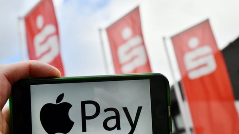 Die Girocard soll bei Sparkassen ab Spätsommer mit Apple Pay zum Einsatz kommen.