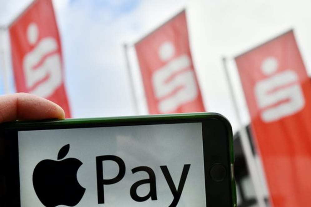 Die Girocard soll bei Sparkassen ab Spätsommer mit Apple Pay zum Einsatz kommen.