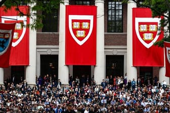 Studierende verfolgen die Rede von Bundeskanzlerin Merkel 2019 an der Harvard Universität.