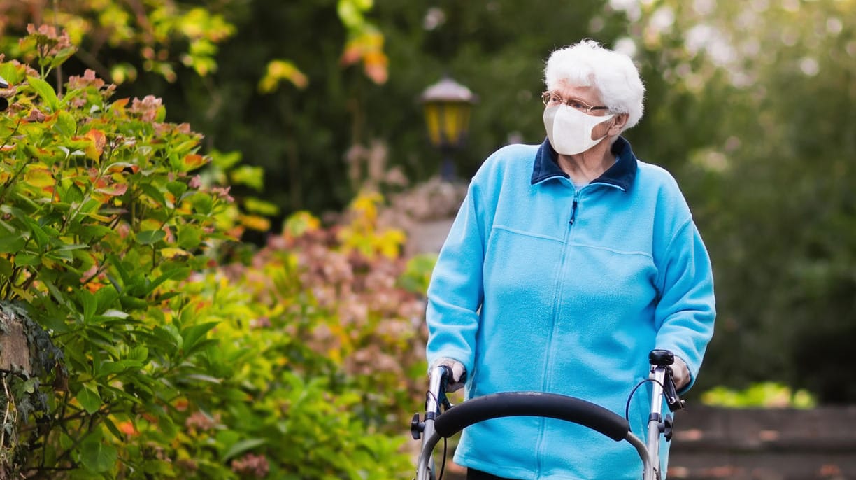 Seniorin: Viele ältere Menschen weisen einen Mangel an Vitamin D auf.