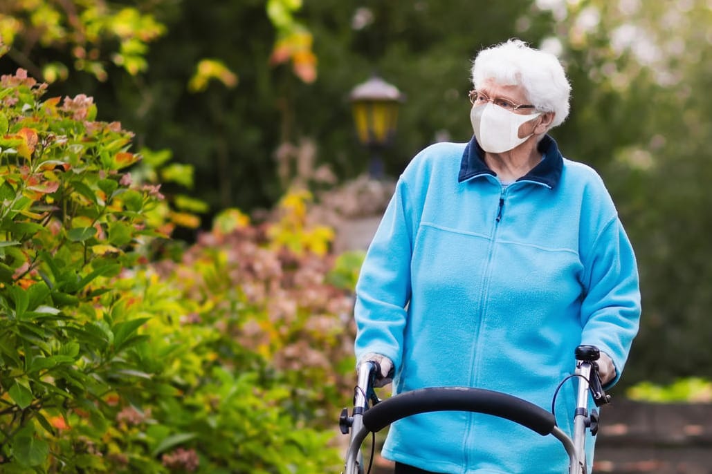 Seniorin: Viele ältere Menschen weisen einen Mangel an Vitamin D auf.