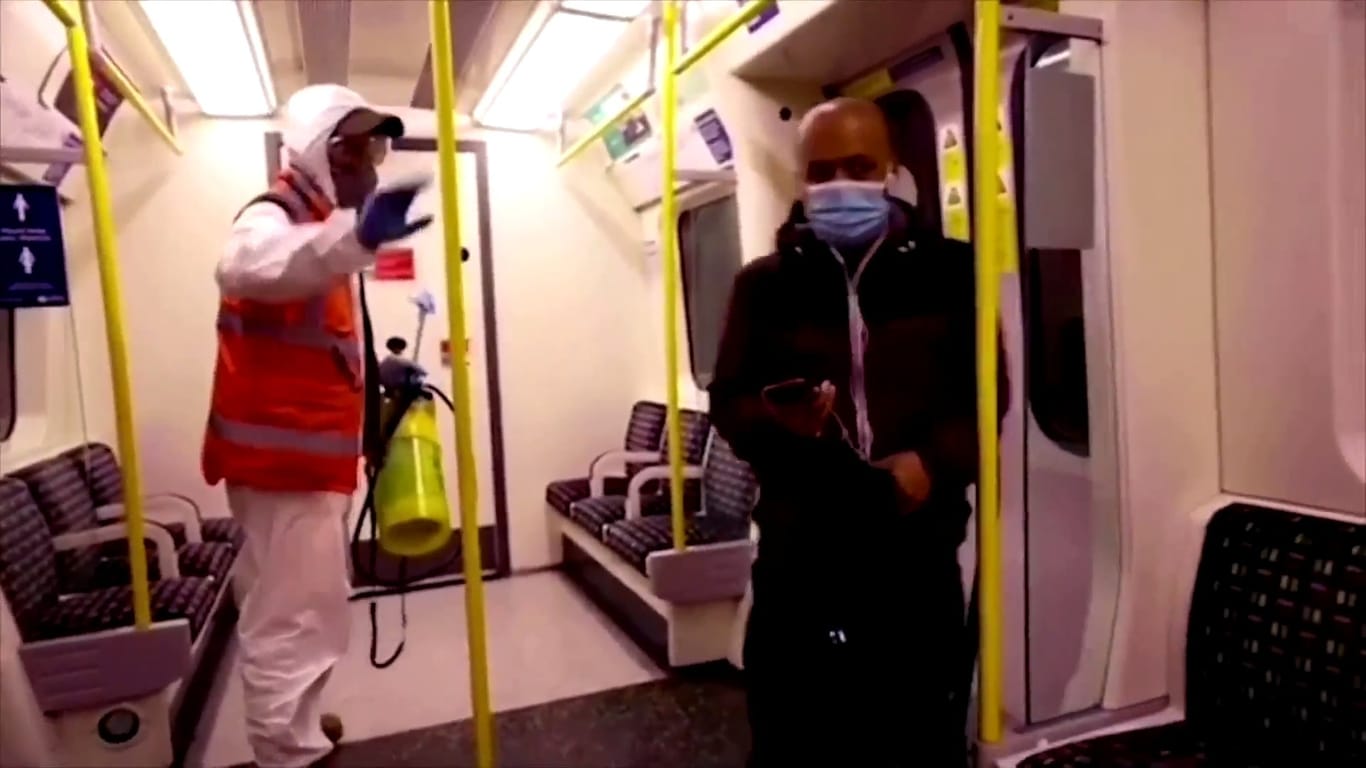 Screenshot aus dem Banksy-Video: Der Künstler hinter einer Maske in der Londoner U-Bahn.