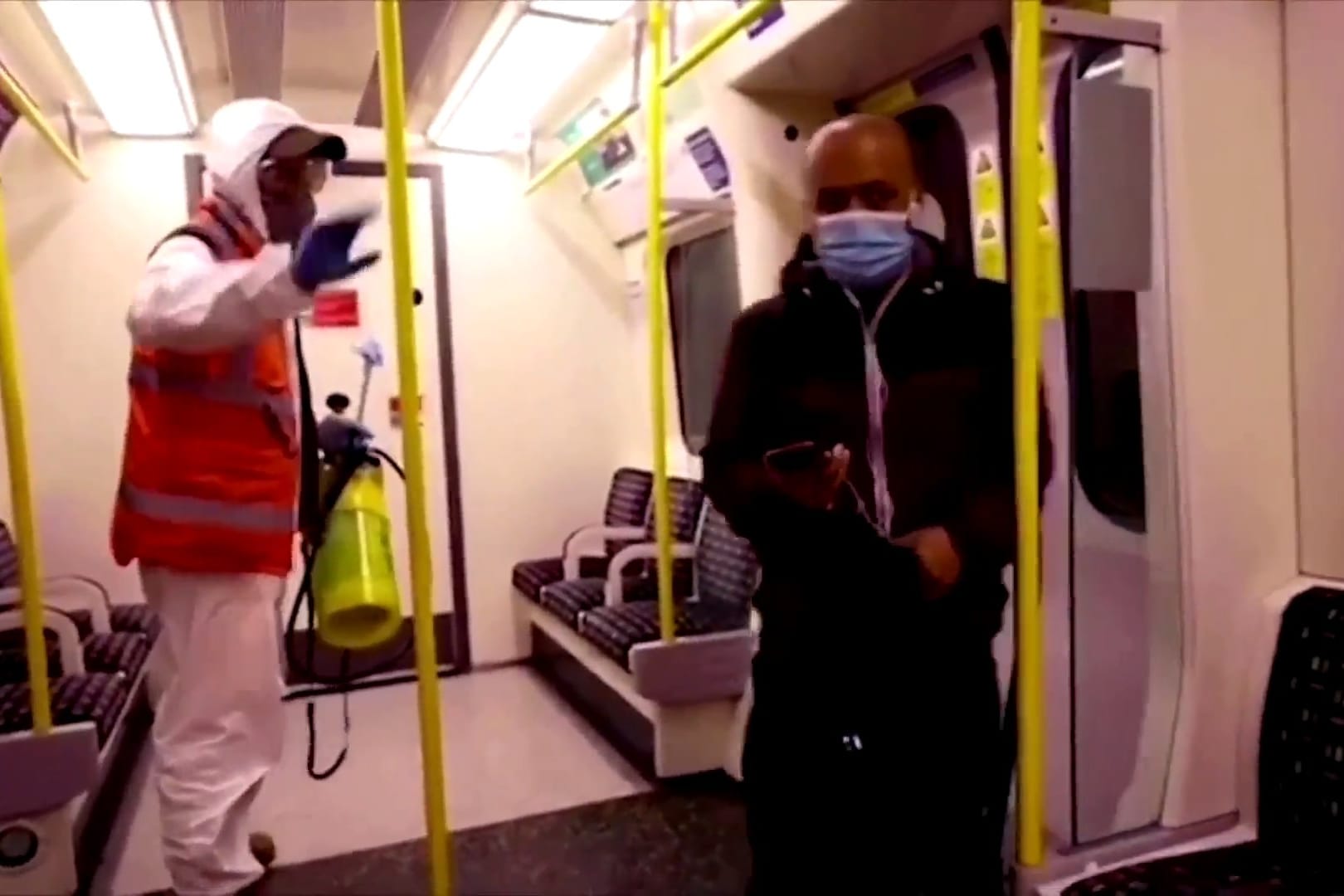 Screenshot aus dem Banksy-Video: Der Künstler hinter einer Maske in der Londoner U-Bahn.