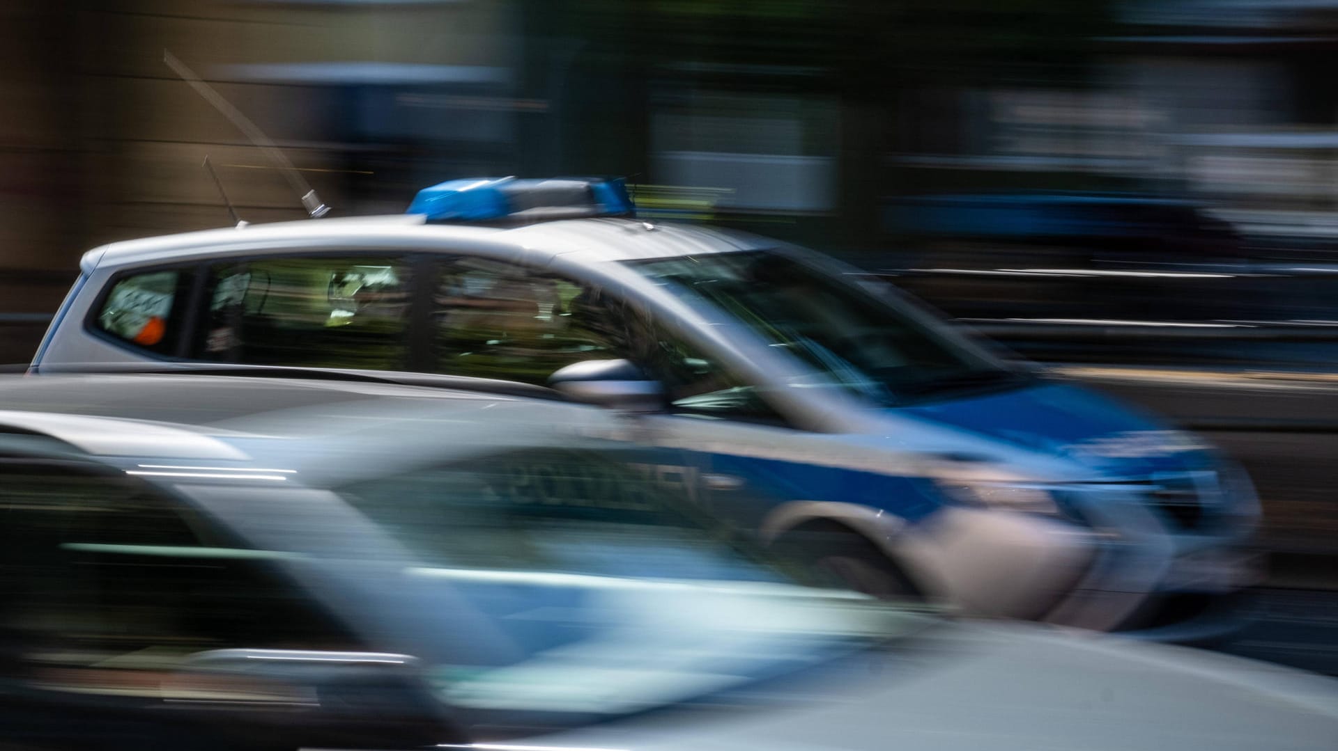 Ein Streifenwagen der Berliner Polizei (Symbolbild): Die Ermittler haben zum getöteten Pfarrer aus Berlin-Moabit mehr als 40 Hinweise erhalten. Ein Streifenwagen der Berliner Polizei (Symbolbild): Die Ermittler haben zum getöteten Pfarrer aus Berlin-Moabit mehr als 40 Hinweise erhalten.