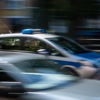 Ein Streifenwagen der Berliner Polizei (Symbolbild): Die Ermittler haben zum getöteten Pfarrer aus Berlin-Moabit mehr als 40 Hinweise erhalten.