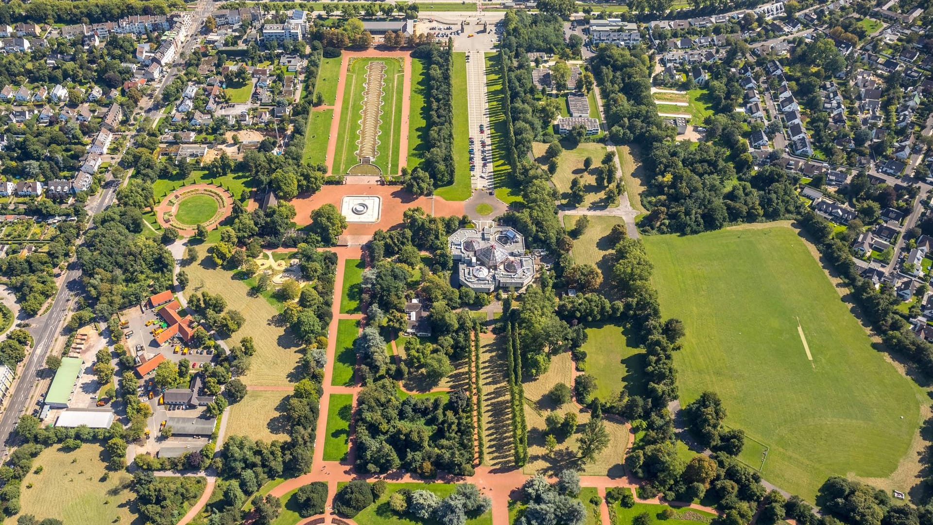 Nordpark in Düsseldorf von oben (Symbolbild): Die Feuerwehr musste hier wegen eines kleinen Jungen anrücken. Nordpark in Düsseldorf von oben (Symbolbild): Die Feuerwehr musste hier wegen eines kleinen Jungen anrücken.