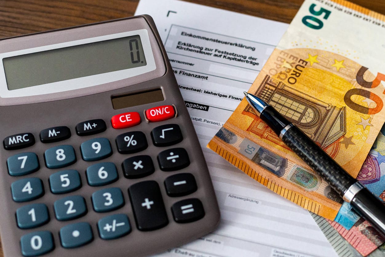 Steuererklärung (Symbolbild): Für komplizierte Steuerfälle könnten die Finanzämter in diesem Jahr länger brauchen.