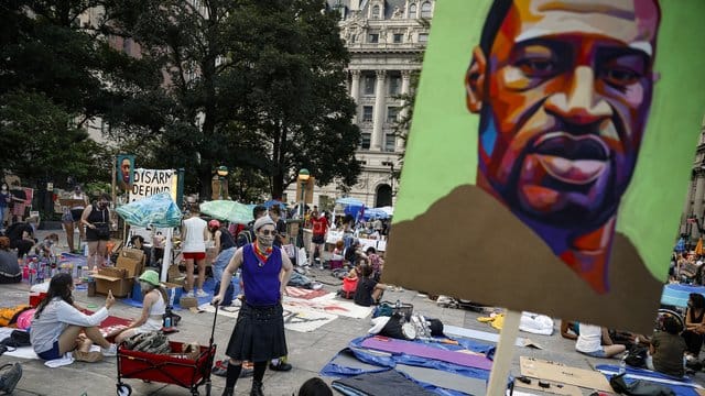 Floyds Tod sei "schrecklich" gewesen, aber es würden in den USA "mehr Weiße" von der Polizei getötet als Schwarze, so Trump. Floyds Tod sei "schrecklich" gewesen, aber es würden in den USA "mehr Weiße" von der Polizei getötet als Schwarze, so Trump.