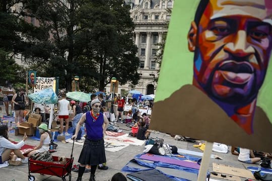 Floyds Tod sei "schrecklich" gewesen, aber es würden in den USA "mehr Weiße" von der Polizei getötet als Schwarze, so Trump.