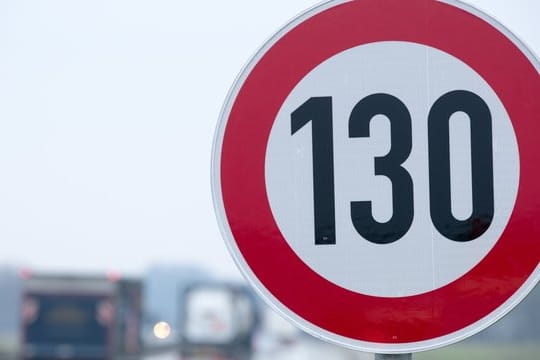 Verkehrsschild mit der Geschwindigkeitsangabe von 130 Stundenkilometern.