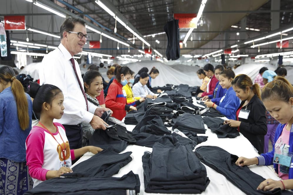 Gerd Müller: 2016 besuchte der Bundesentwicklungsminister eine Textilfabrik in Kambodscha.