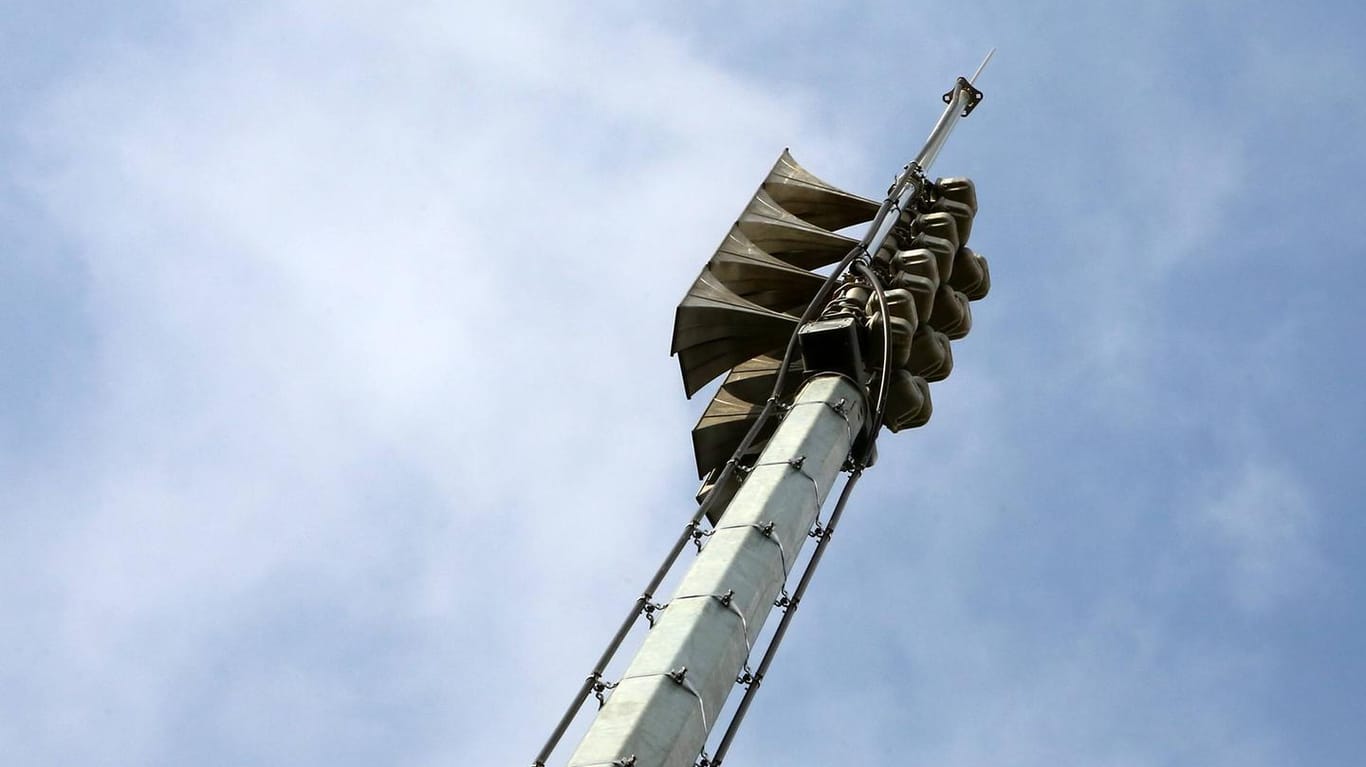 Eine Sirene auf einem Mast: In Wuppertal hat es offenbar einen Fehlalarm gegeben.