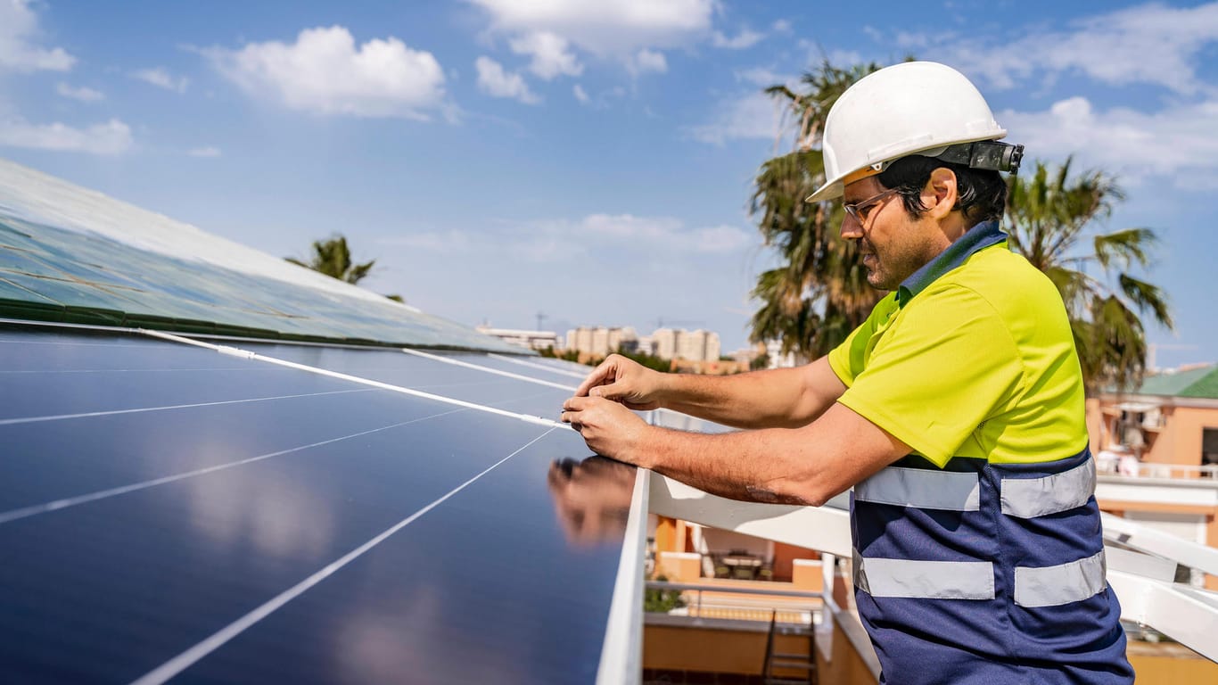 Techniker installiert Solaranlage: Nach der Corona-Pandemie könnten mit den richtigen Maßnahmen Hunderte Millionen Jobs entstehen.