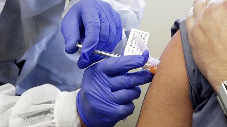 Eine Versuchsperson erhält im "Kaiser Permanente Washington Health Research Institute" eine Spritze mit einem potenziellen Impfstoff der US-Biotech-Firma Moderna gegen Covid-19.