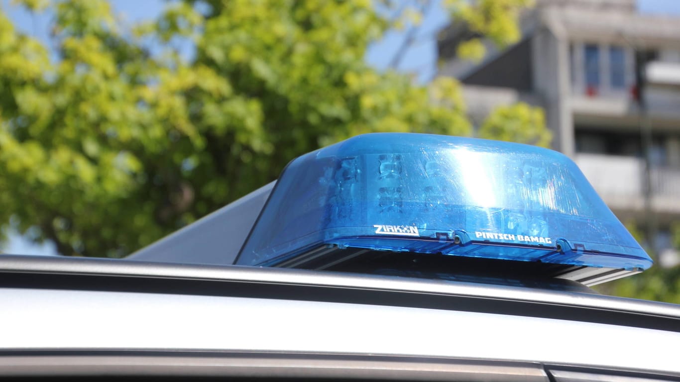 Blaulicht an einem Polizeiauto: Beamte ermitteln nach dem Tod einer jungen Frau.