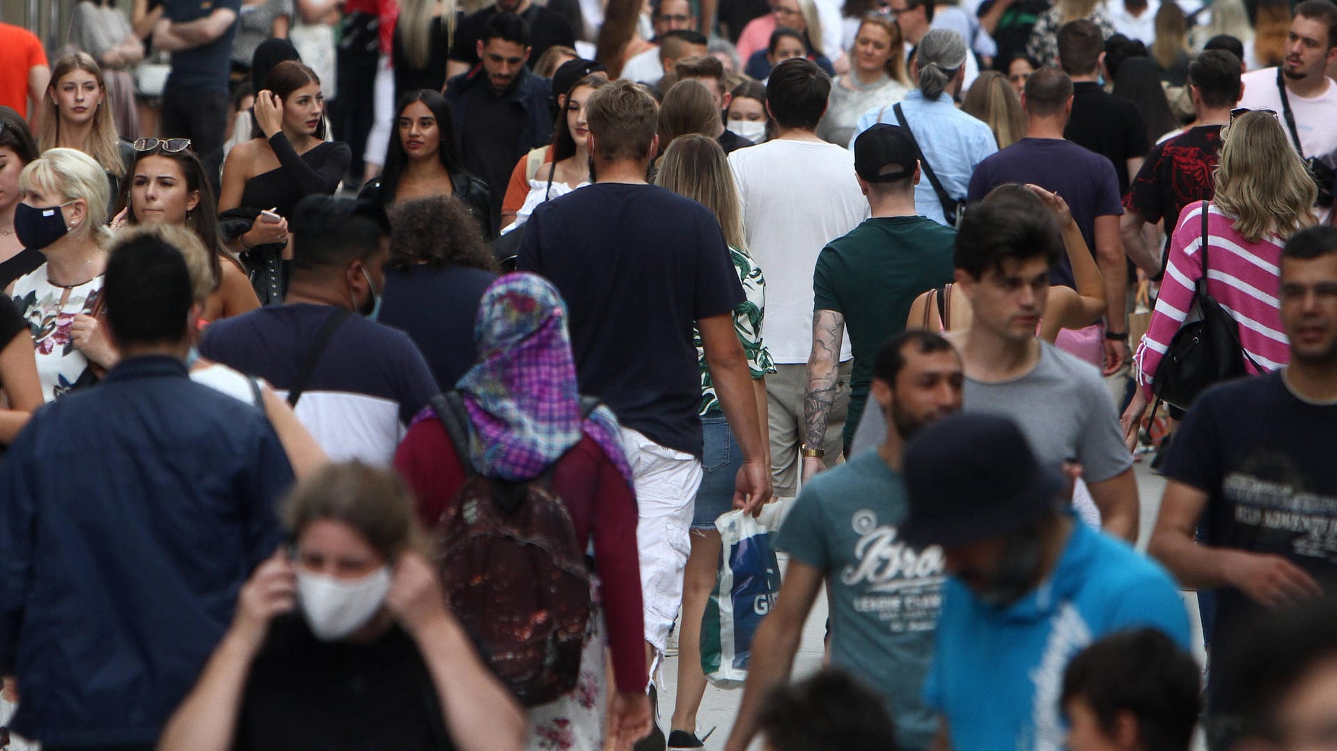 Menschen in Fußgängerzone: In den meisten Ländern wird die Geburtenrate so weit sinken, dass die Bevölkerungszahl ohne Einwanderung nicht aufrecht erhalten werden kann.