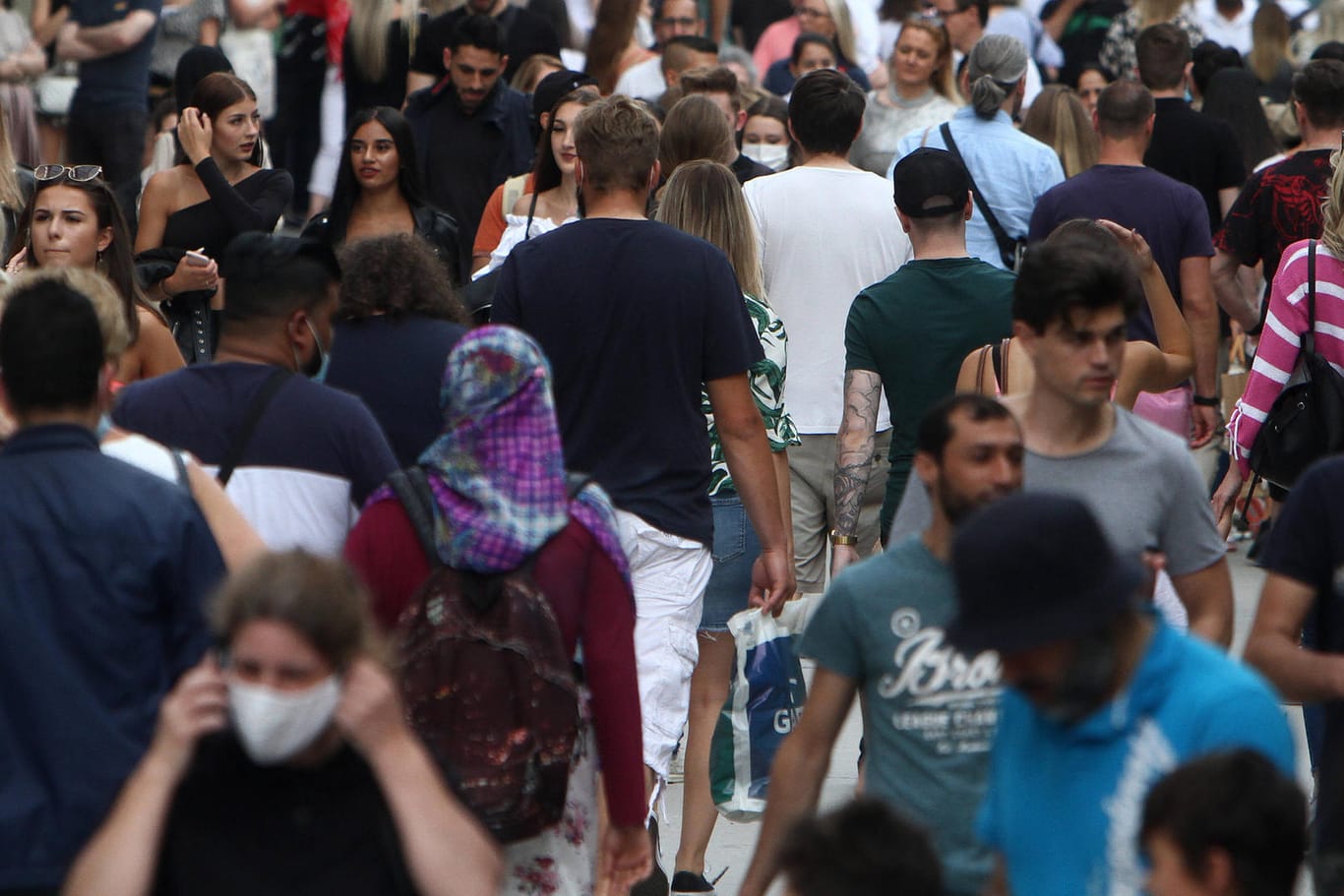 Menschen in Fußgängerzone: In den meisten Ländern wird die Geburtenrate so weit sinken, dass die Bevölkerungszahl ohne Einwanderung nicht aufrecht erhalten werden kann.