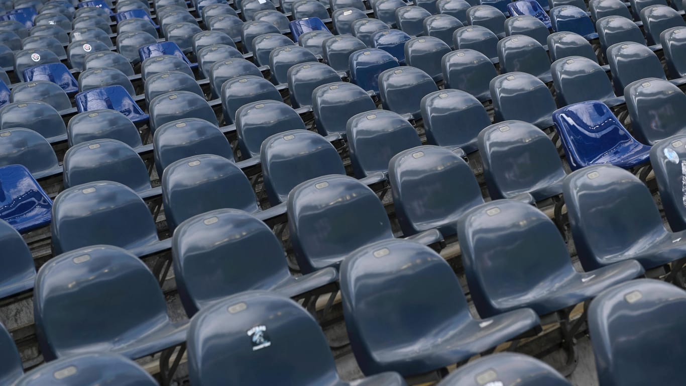 Leere Sitze im Frankurter Stadion: Seit März finden die Bundesliga-Spiele ohne Zuschauer statt.