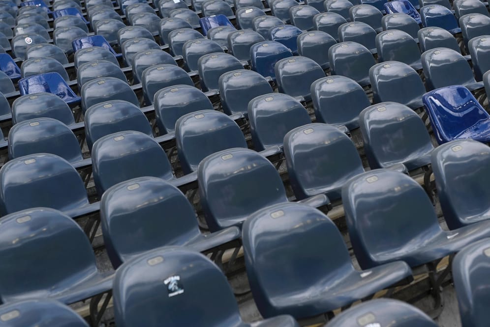 Leere Sitze im Frankurter Stadion: Seit März finden die Bundesliga-Spiele ohne Zuschauer statt.