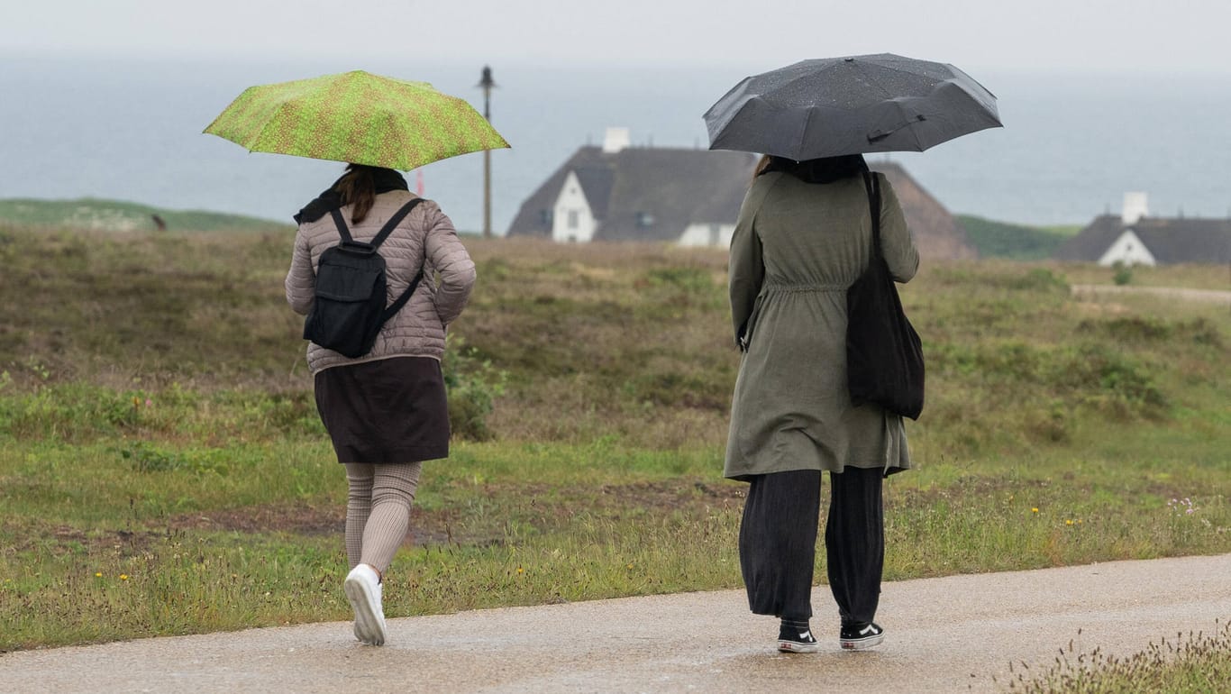 Touristen im Regen auf Sylt: Das Wetter im Juli ist laut Metoerologe Dalter bisher zu kühl – vor allem in der Nordhälfte wichen die Durchschnittstemperaturen um knapp 2 Grad vom Jahresmittel ab.